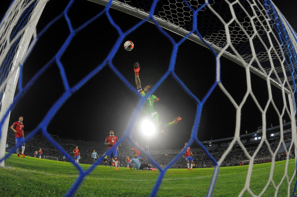 Uruguay y Chile en el Estadio Centenario. Foto: Archivo El País.