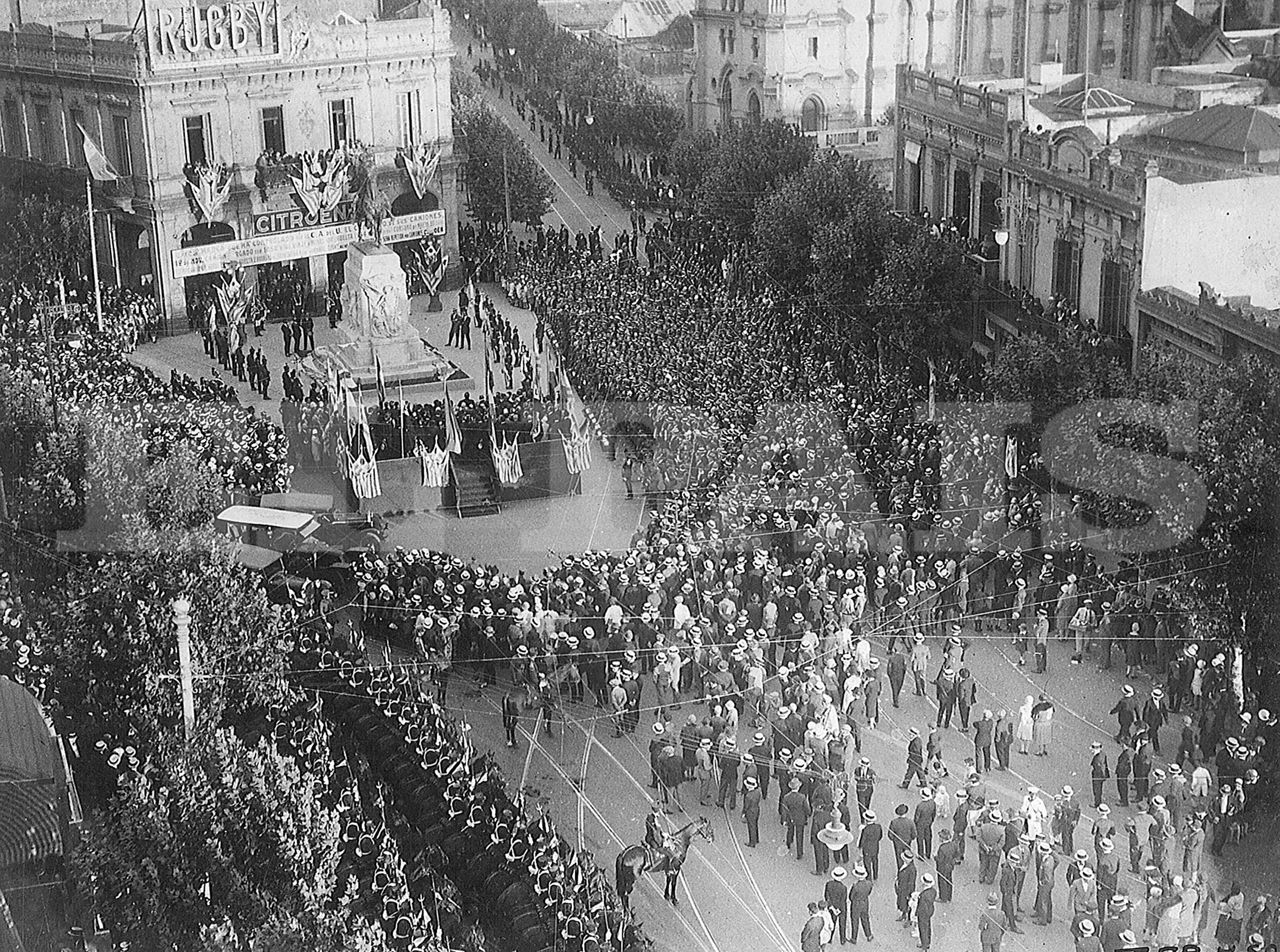 Banderas, jinetes y numeroso público en la inauguración del Monumento al Gaucho el 30 de noviembre de 1927. Foto: Archivo El País.