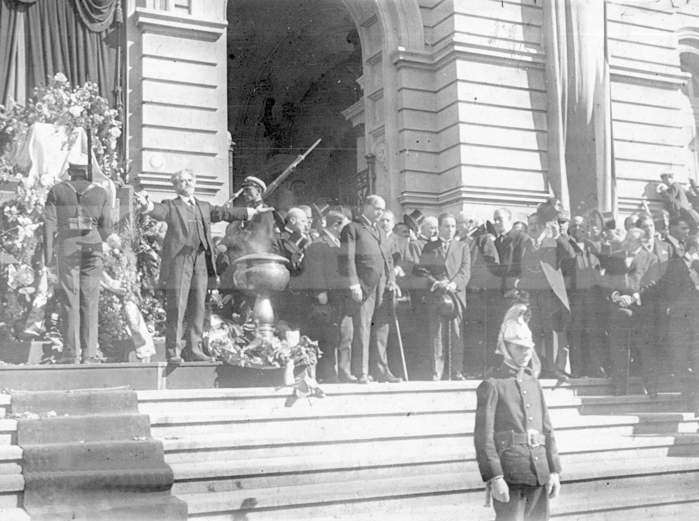 Juan Zorrilla de San Martín recita durante el velatorio de José Enrique Rodó en la Universidad de la República, en febrero de 1920. Foto: Archivo El País.