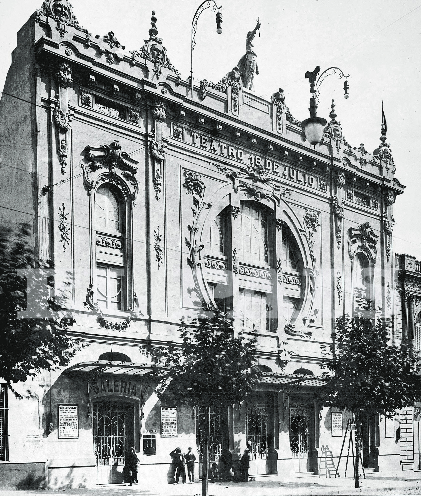 La ornamentada fachada original del Teatro 18 de Julio, inaugurado en la década de 1910. Foto: Archivo El País.