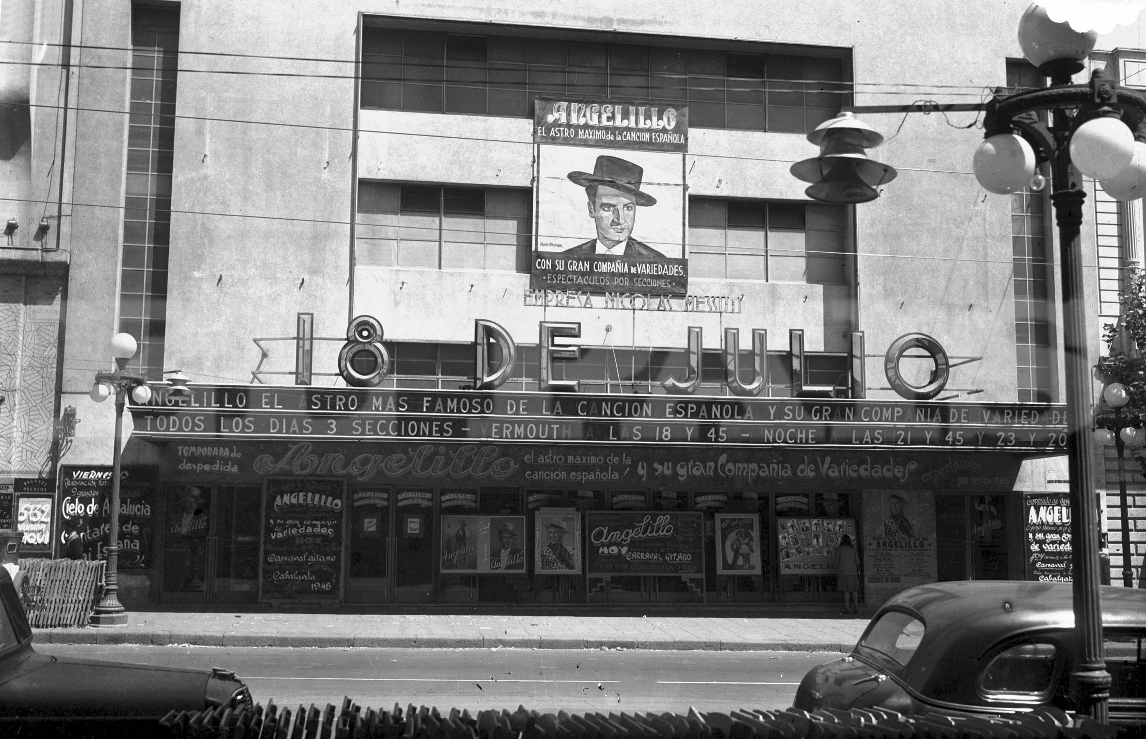 Tras la reforma que barrió con todo arte, el mismo teatro recibe al cantante de coplas español Angelillo y su “Compañía de Variedades”. Foto: Archivo El País.