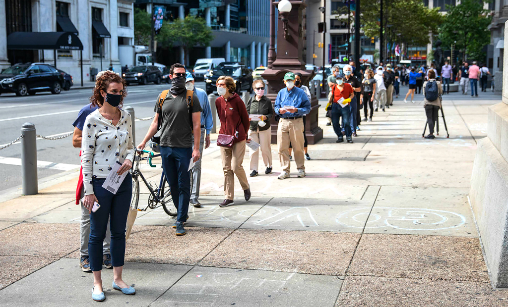 Estadounidenses hacen fila para votar anticipadamente por correo para las elecciones de noviembre. Foto: AFP