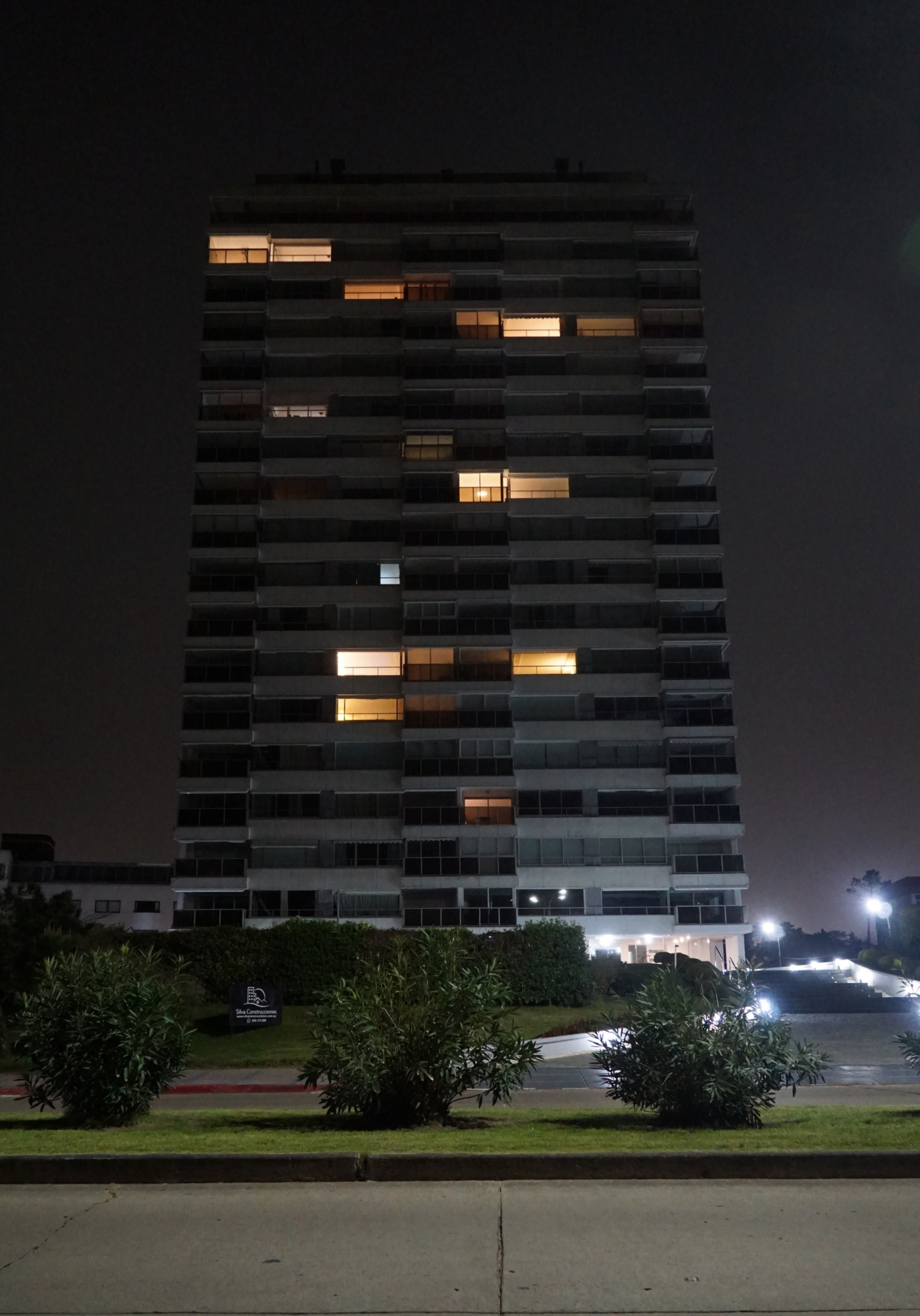 Luces en edificios de Punta del Este en octubre. Foto: Ricardo Figueredo