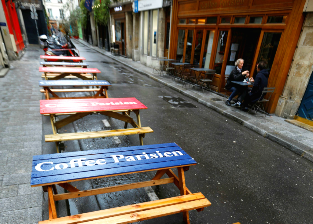 Mesas vacías en un café en París. Foto: Reuters