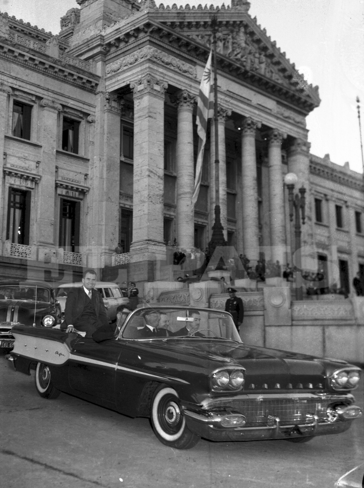 Richard Nixon sonríe desde un convertible luego de su visita al Palacio Legislativo en mayo de 1958, cuando era vicepresidente de Estados Unidos. En 1968 llegó al máximo cargo pero tuvo que renunciar en 1974 por las repercusiones del escándalo de Waterg
