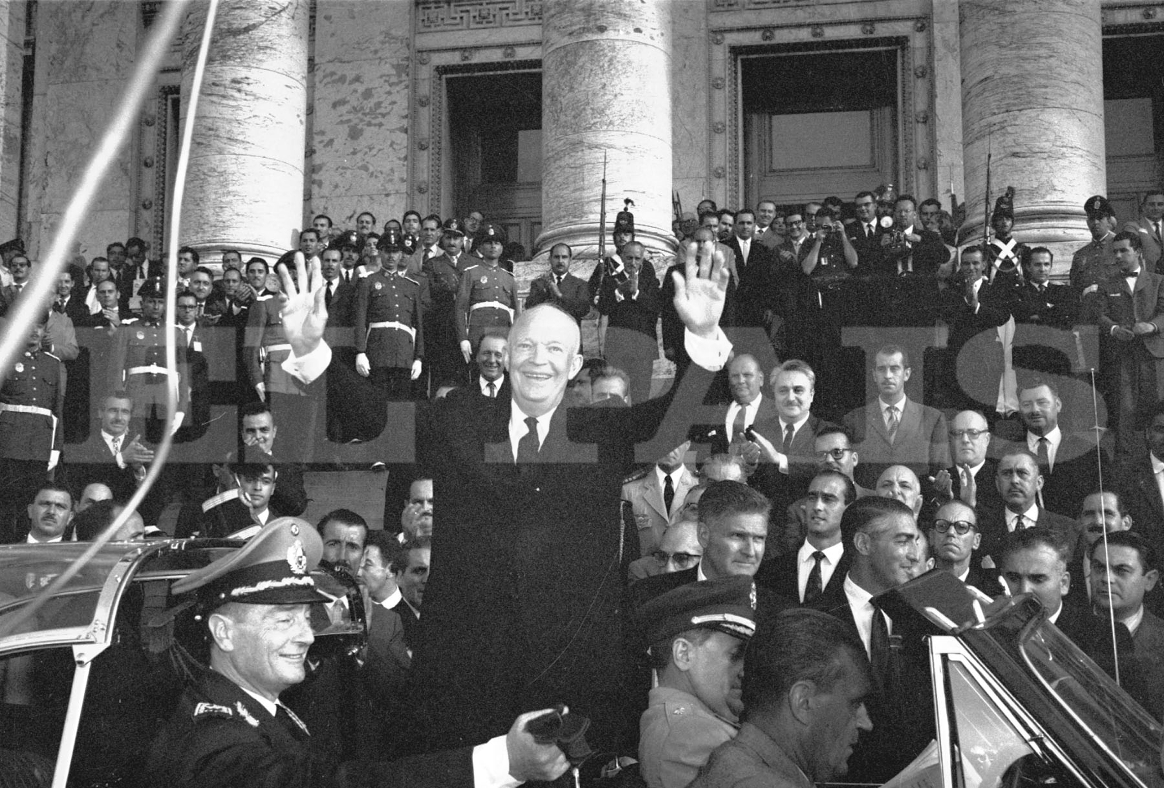Dwight Eisenhower, popularmente llamado Ike, fue uno de los comandantes aliados en la Segunda Guerra Mundial y después presidente de Estados Unidos (1953-1961). Visitó Uruguay en marzo de 1960. En la imagen, tras concurrir al Parlamento. Foto: Archivo El
