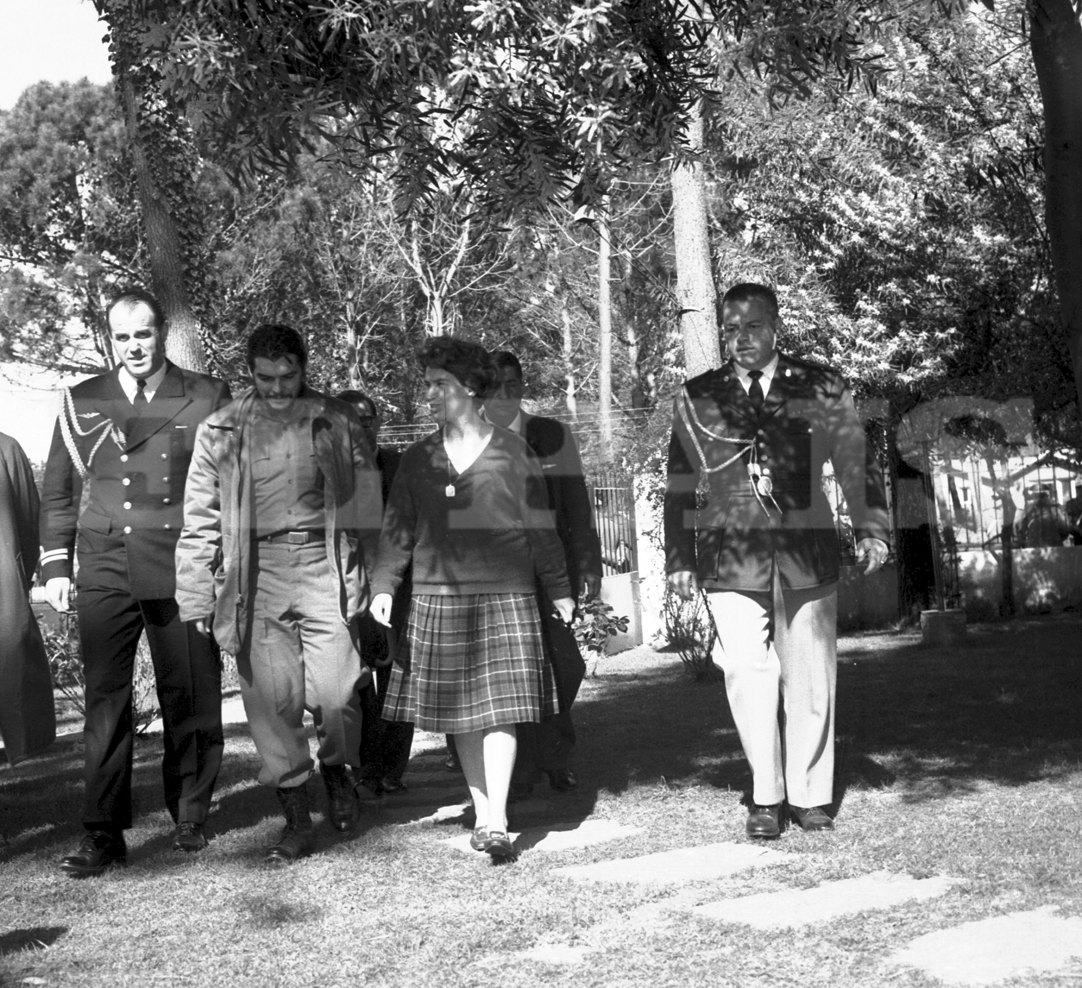 En agosto de 1961 el argentino Ernesto Che Guevara, entonces ministro de Economía de Cuba, estuvo en Punta del Este para la reunión del Consejo Interamericano Económico y Social.  Se reunió con el presidente del Consejo Nacional de Gobierno Eduardo Víctor