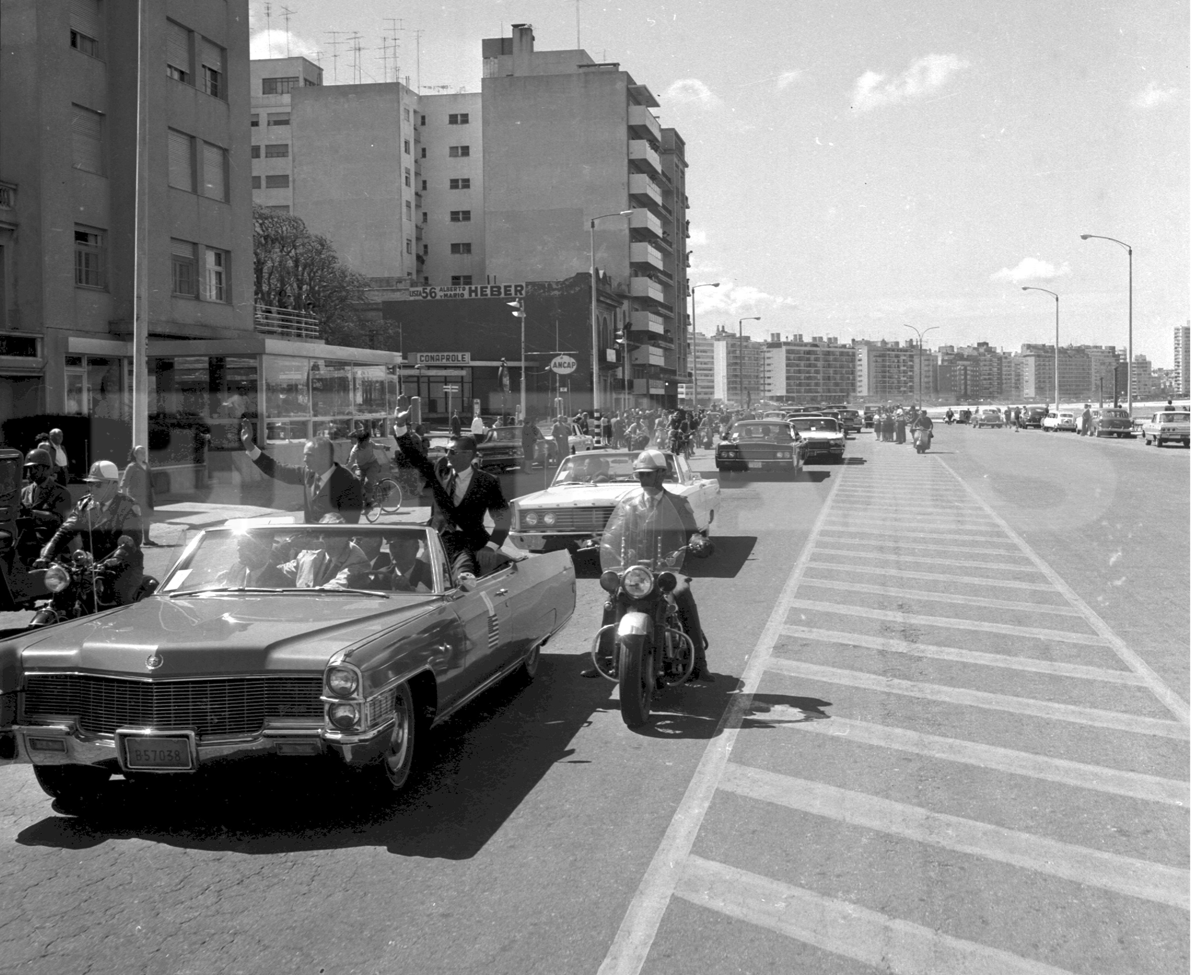 10	Estados Unidos envió en octubre 1966 de gira por varios países una delegación de astronautas, en plena carrera espacial. Uno de ellos era Neil Armstrong, quien tres años más tarde sería el primer ser humano en pisar la Luna. En la foto va a la izquierd