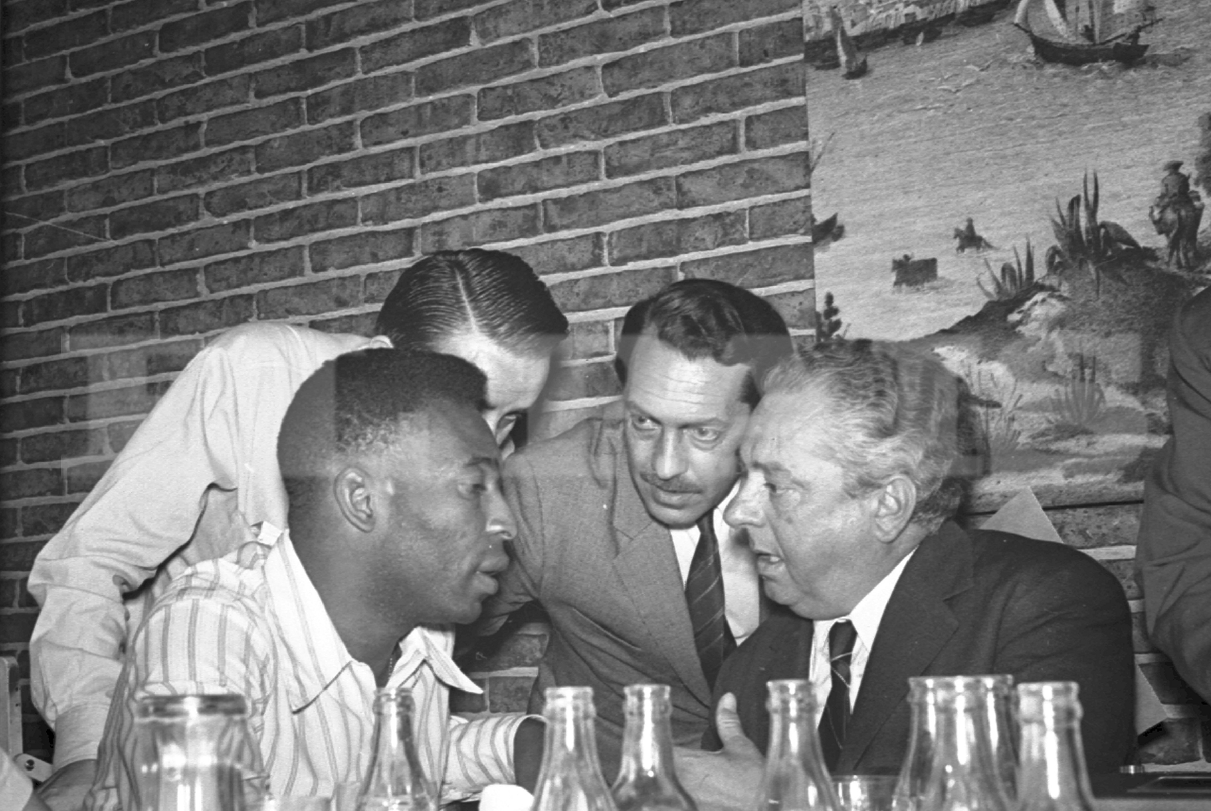 Pelé jugó varias veces en Montevideo, por su club el Santos o la selección brasileña, en la década de 1960. En una de esas ocasiones se encontró con Carlos Solé, por entonces el relator número uno. Foto: Archivo El País.