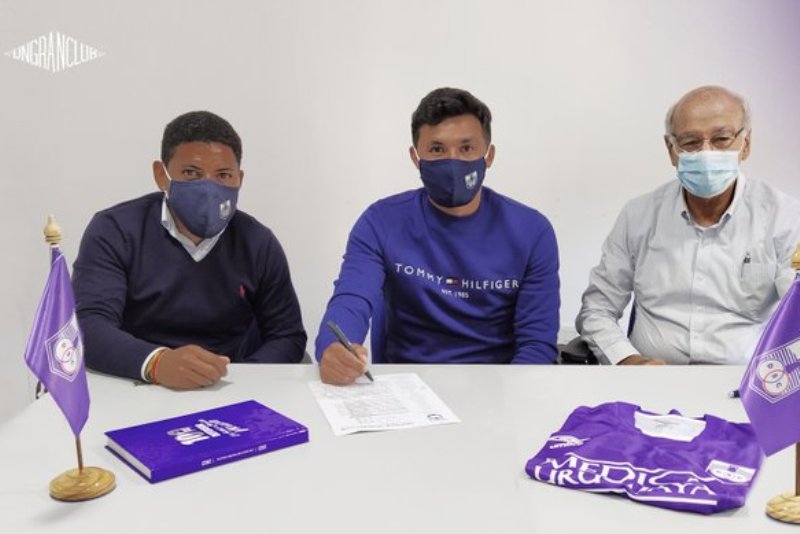 Tabaré Viudez en la firma como nuevo jugador de Defensor Sporting. Foto: @DefensorSp.