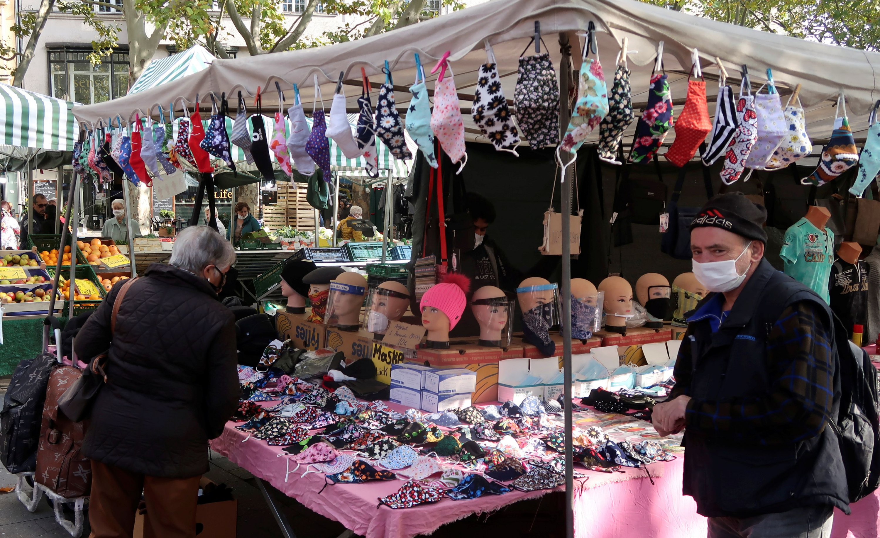 Un puesto de venta de tapabocas y otros protectores faciales en un mercado de Berlín, Alemania, este sábado. Foto: Reuters