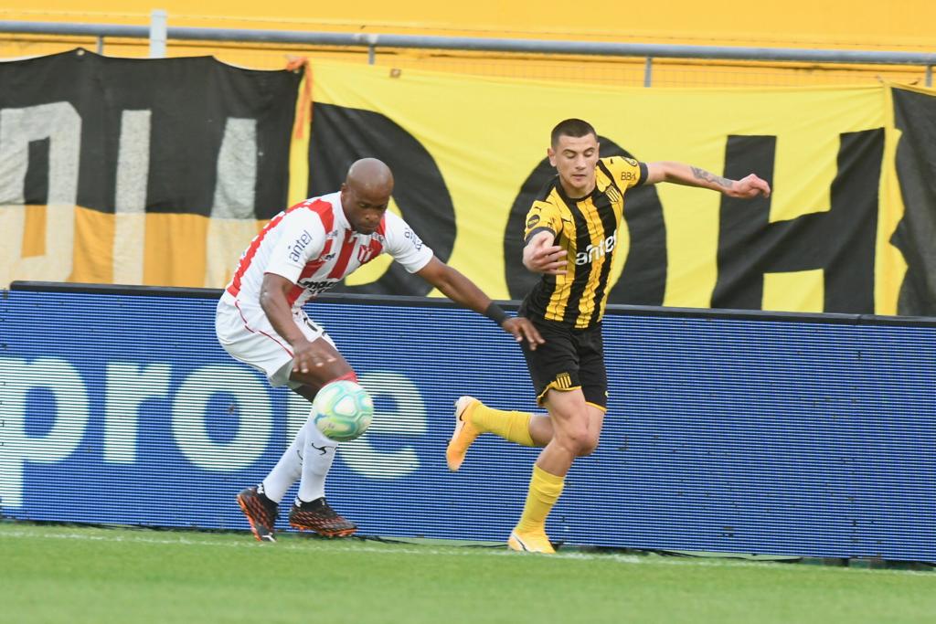 Sergio Núñez y Ribair Rodríguez en el Peñarol-River Plate. Foto: Marcelo Bonjour.