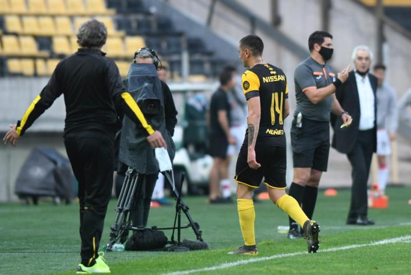Sergio Núñez se retira al vestuario tras la expulsión en el Peñarol-River Plate. Foto: Marcelo Bonjour.