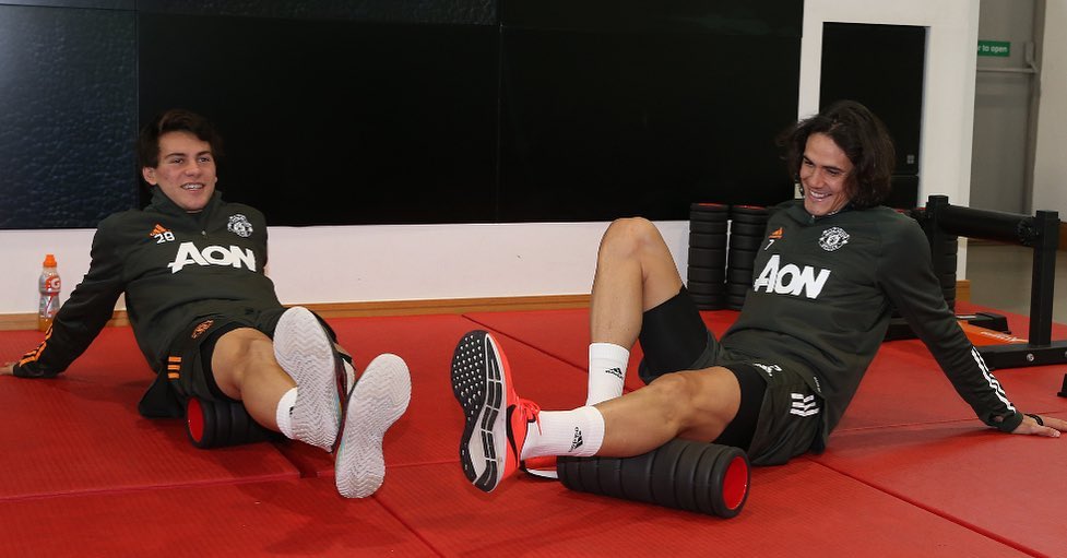 Edinson Cavani junto a Facundo Pellistri. FOTO: Manchester United.