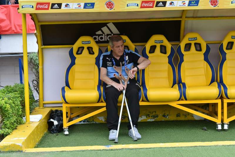 Óscar Washington Tabárez en el Colombia-Uruguay en Barranquilla. Foto: AFP.
