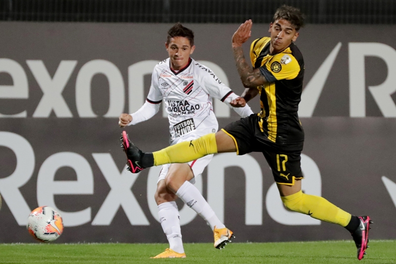 Facundo Torres en la marca en el Peñarol-Athletico Paranaense. Foto: Reuters.