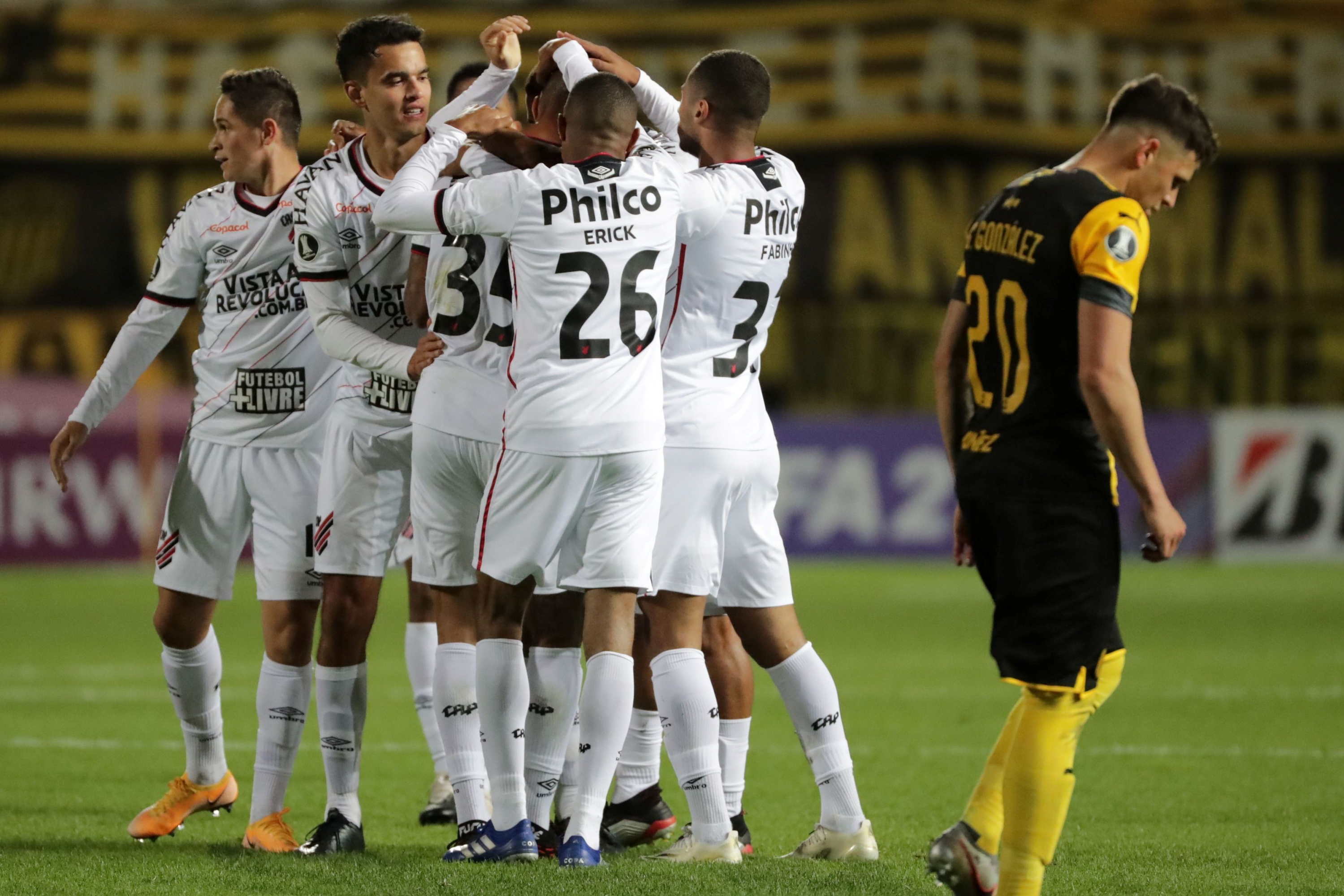 El festejo de los jugadores de Athletico Paranaense ante Peñarol. Foto: Reuters.