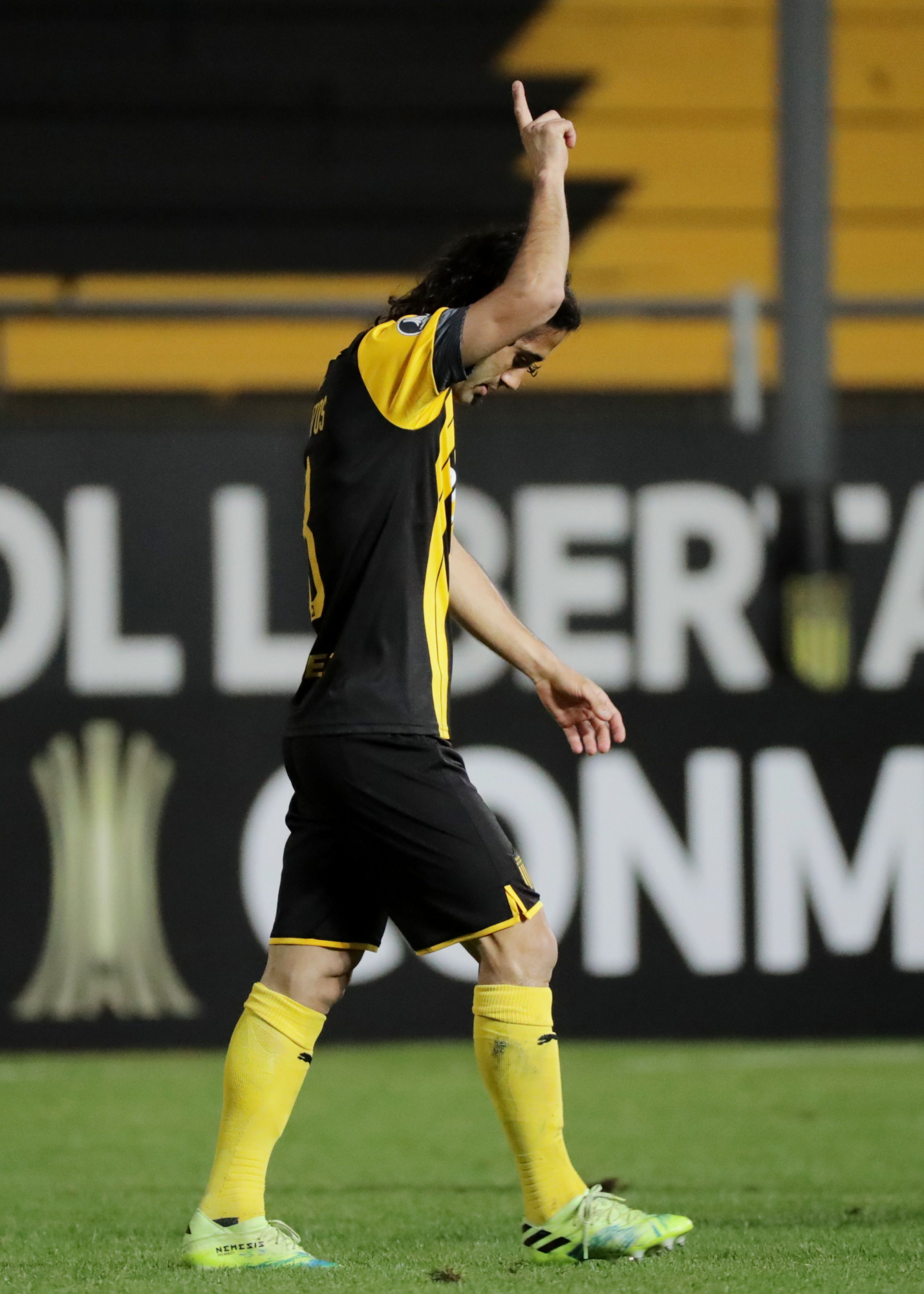 Matías Britos y su festejo de gol ante Athletico Paranaense. Foto: AFP.