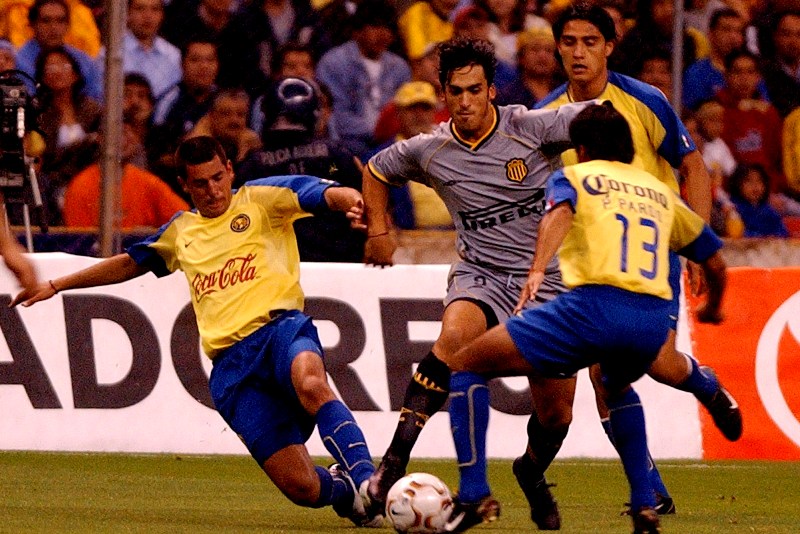 Sergio Leal en el duelo entre Peñarol y América de la Copa Libertadores 2004. Foto: Archivo El País.