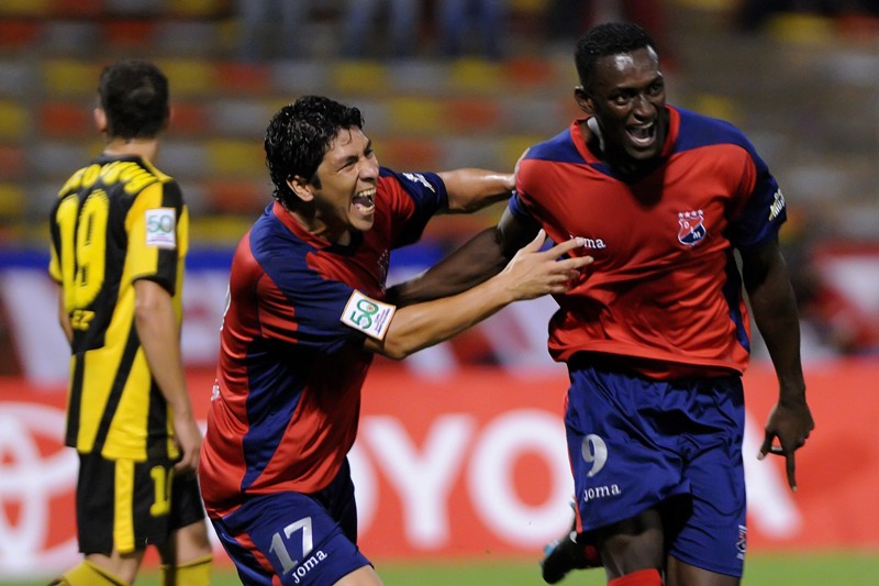 Jackson Martínez celebra en el duelo entre Independiente Medellín y Peñarol. Foto: AFP.