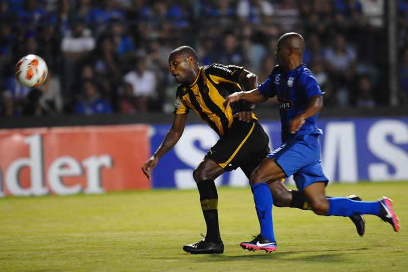 Peñarol ante Emelec en la Copa Libertadores 2013. Foto: AFP.