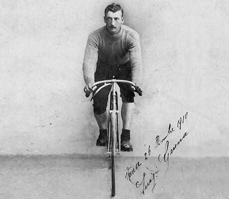 El albañil italiano Luigi Ganna entró en la historia del ciclismo mundial al consagrarse campeón de la primera edición del Giro de Italia, en 1909