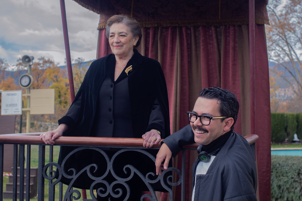 Carmen Maura y Manolo Caro durante el rodaje de "Alguien tiene que morir". Foto: Difusión