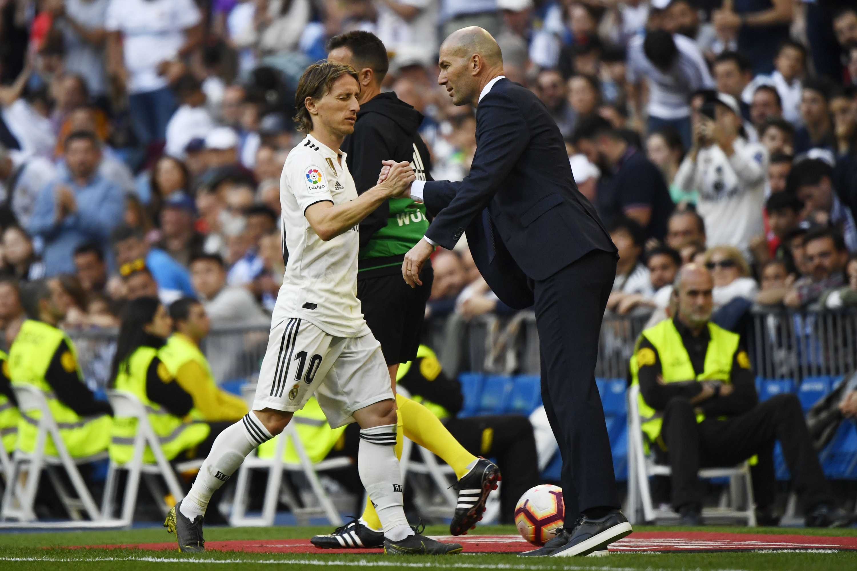 Luka Modric saluda a Zinedine Zidane