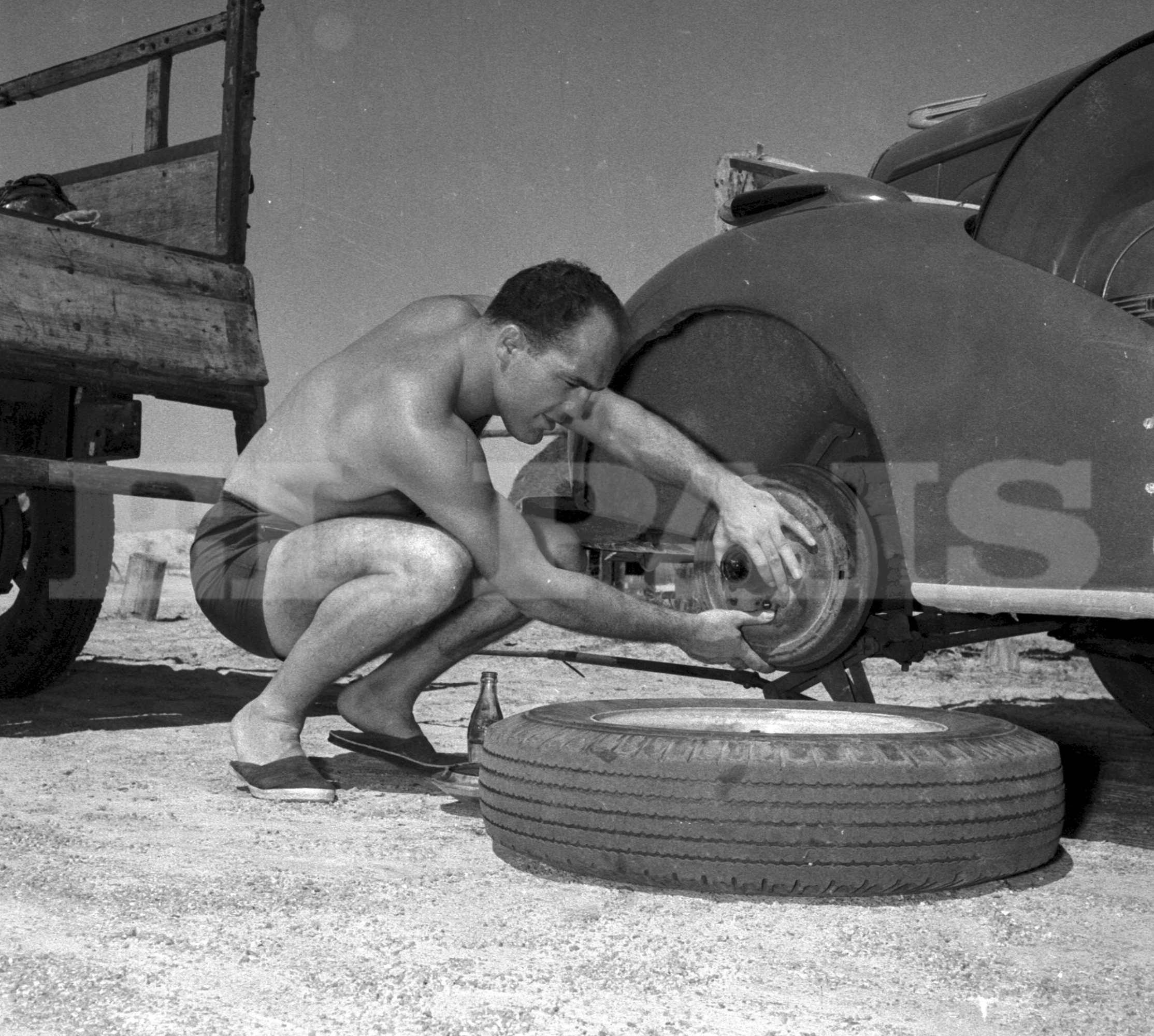 Dogomar Martínez fue el boxeador más importante y popular de la década de 1950. Aquí, en una tarea lejos de los rings. Foto: Archivo El País