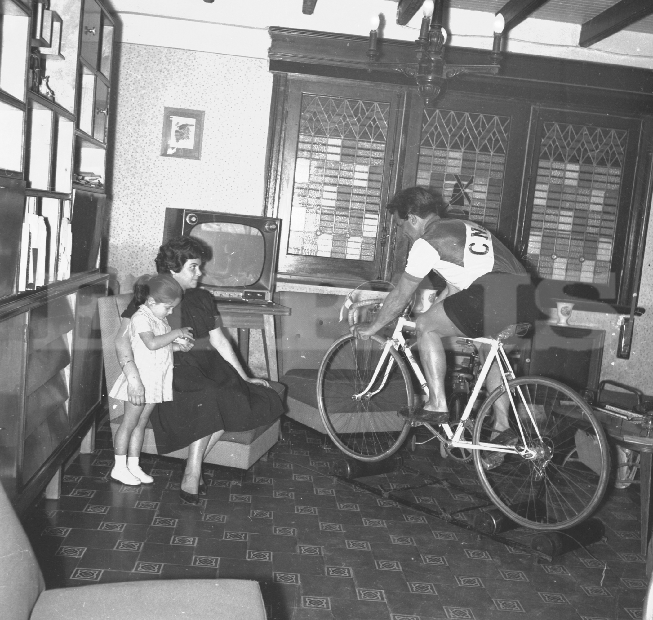 Hasta en su casa, mirando televisión, entrenaba Luis Ángel de los Santos, uno de los fenómenos del ciclismo nacional. Foto: Archivo El País