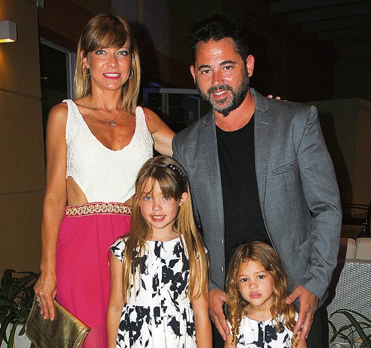 Gaspar junto a Karina y sus hijas Alina y