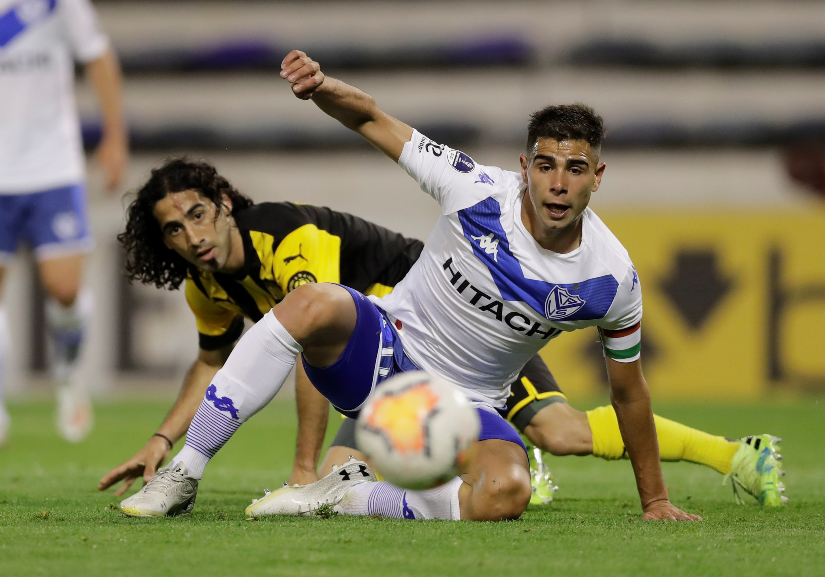 Matías Britos en el partido entre Peñarol y Vélez Sarsfield. Foto: EFE.
