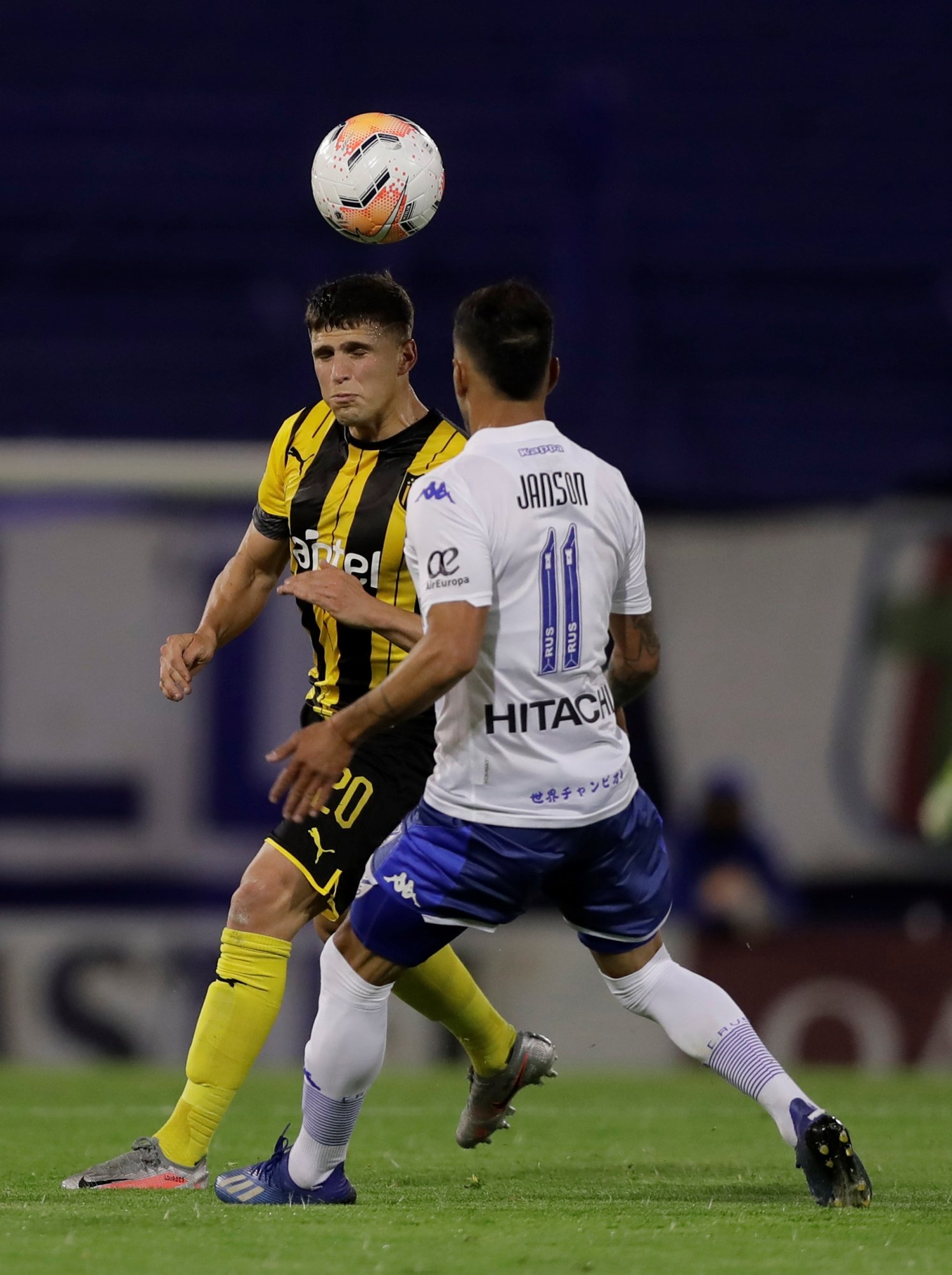 Giovanni González en el encuentro entre Peñarol y Vélez. Foto: EFE.