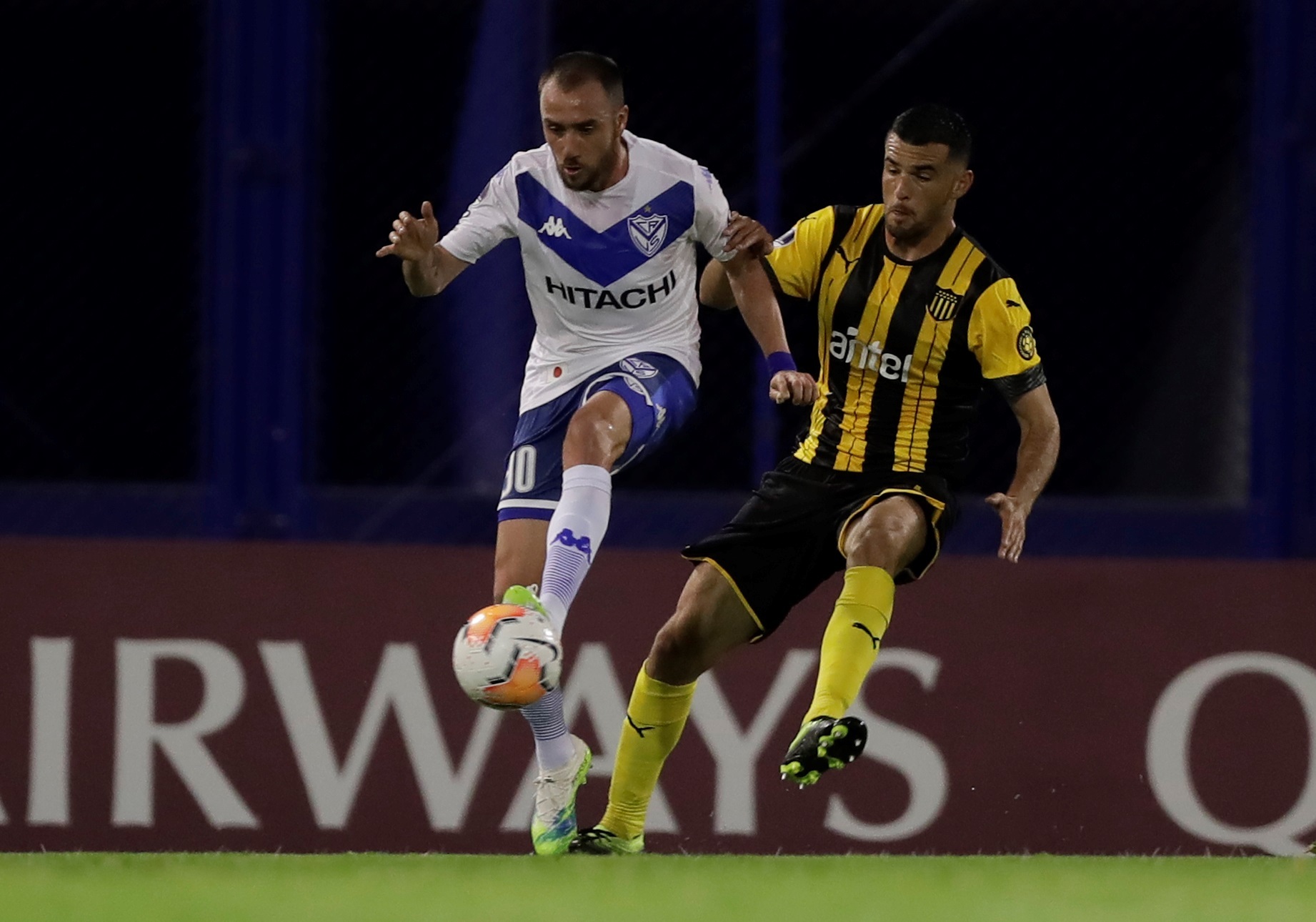 Fabricio Formiliano en el partido de Peñarol contra Vélez. Foto: EFE.