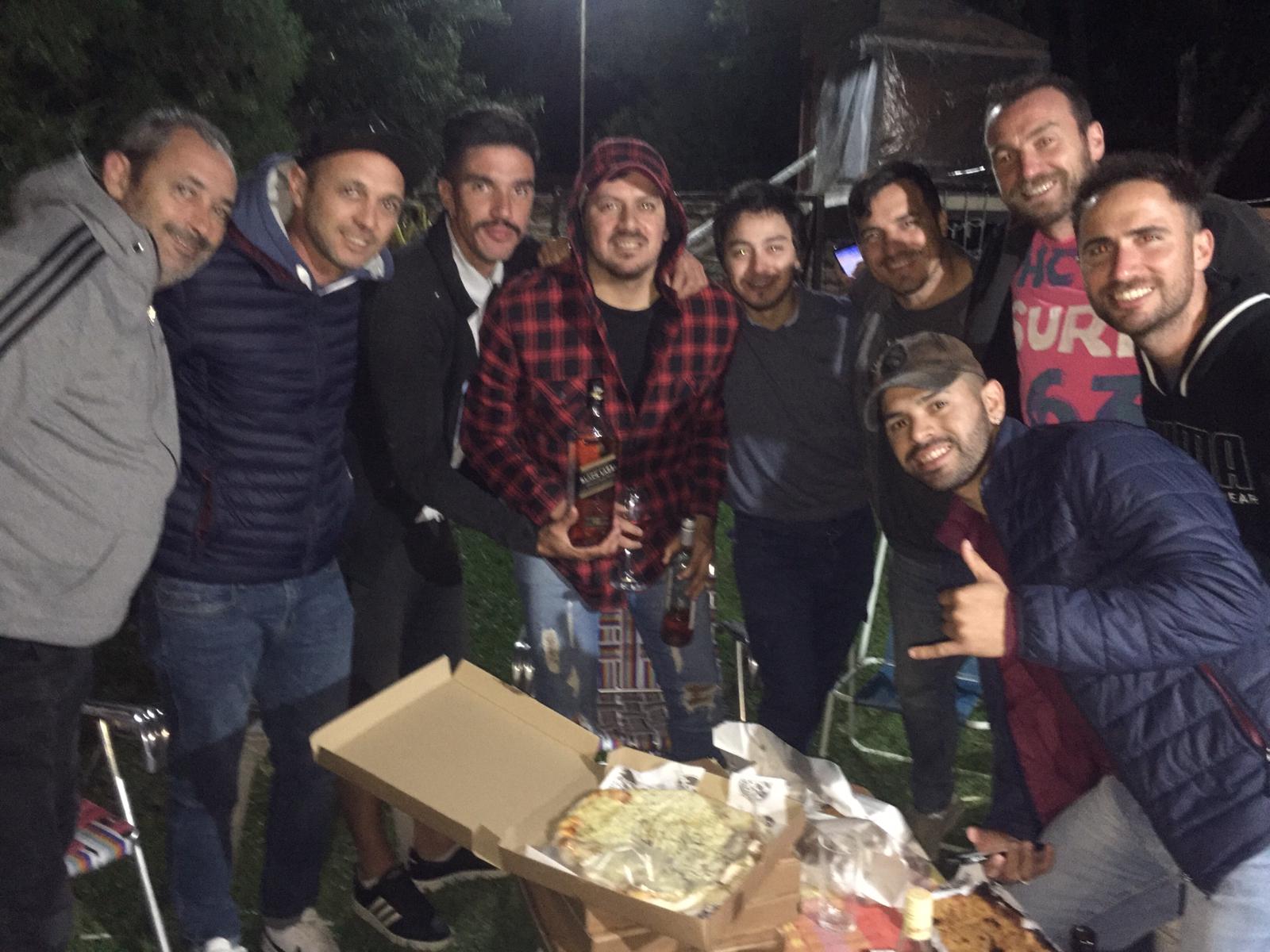 Parte del equipo en una de las fotos del festejo. FOTO: El País.