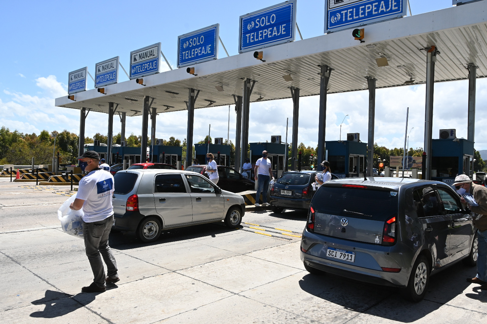 Reparten tapabocas en peaje Solís. Foto: Ricardo Figueredo