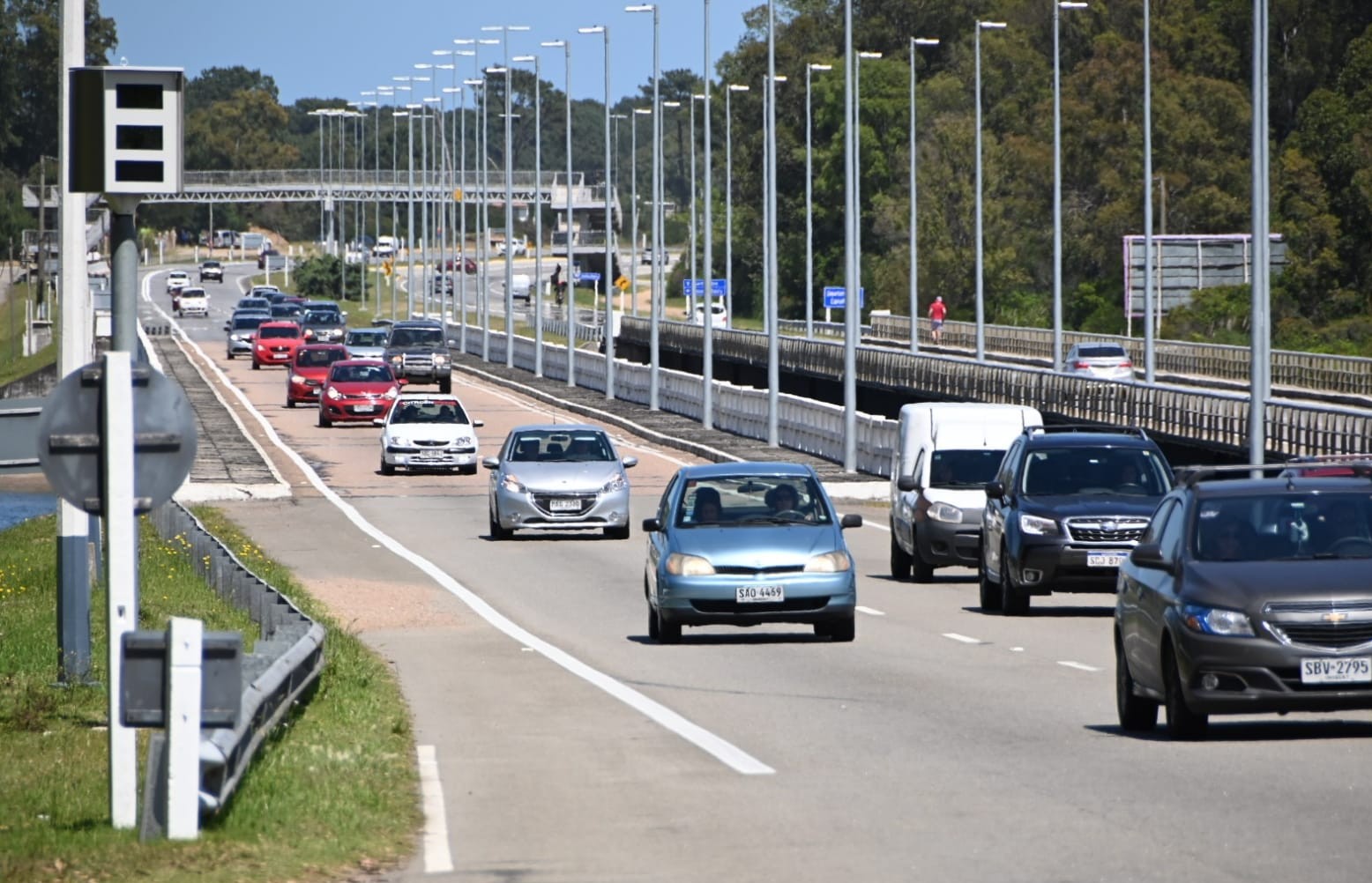 Esta sábado pasaron más de 15 mil vehículos por el peaje de Pando. Foto: Ricardo Figueredo