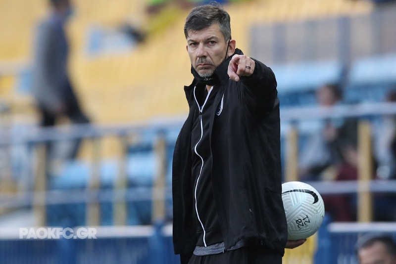 Pablo García durante su estreno como entrenador del PAOK. Foto: @PAOK_FC.
