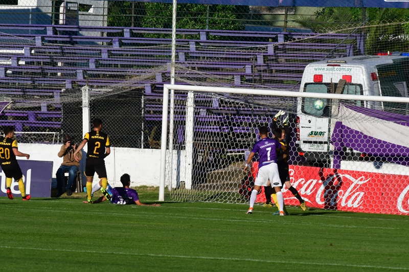 El remate de Andrés Lamas que vence a Kevin Dawson en el Defensor-Peñarol. Foto: Francisco Flores.