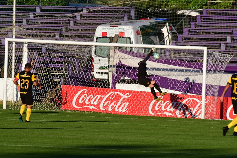 El zapatazo de Kevin Méndez que se transformó en el 2-0 de Defensor Sporting ante Peñarol. Foto: Francisco Flores.