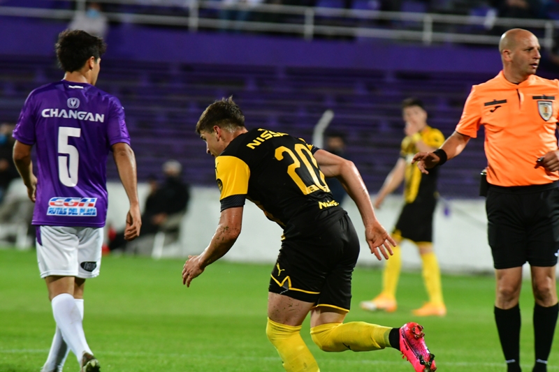 Giovanni González marcó el descuento para Peñarol ante Defensor Sporting, pero no lo festejó para no perder tiempo. Foto: Francisco Flores.