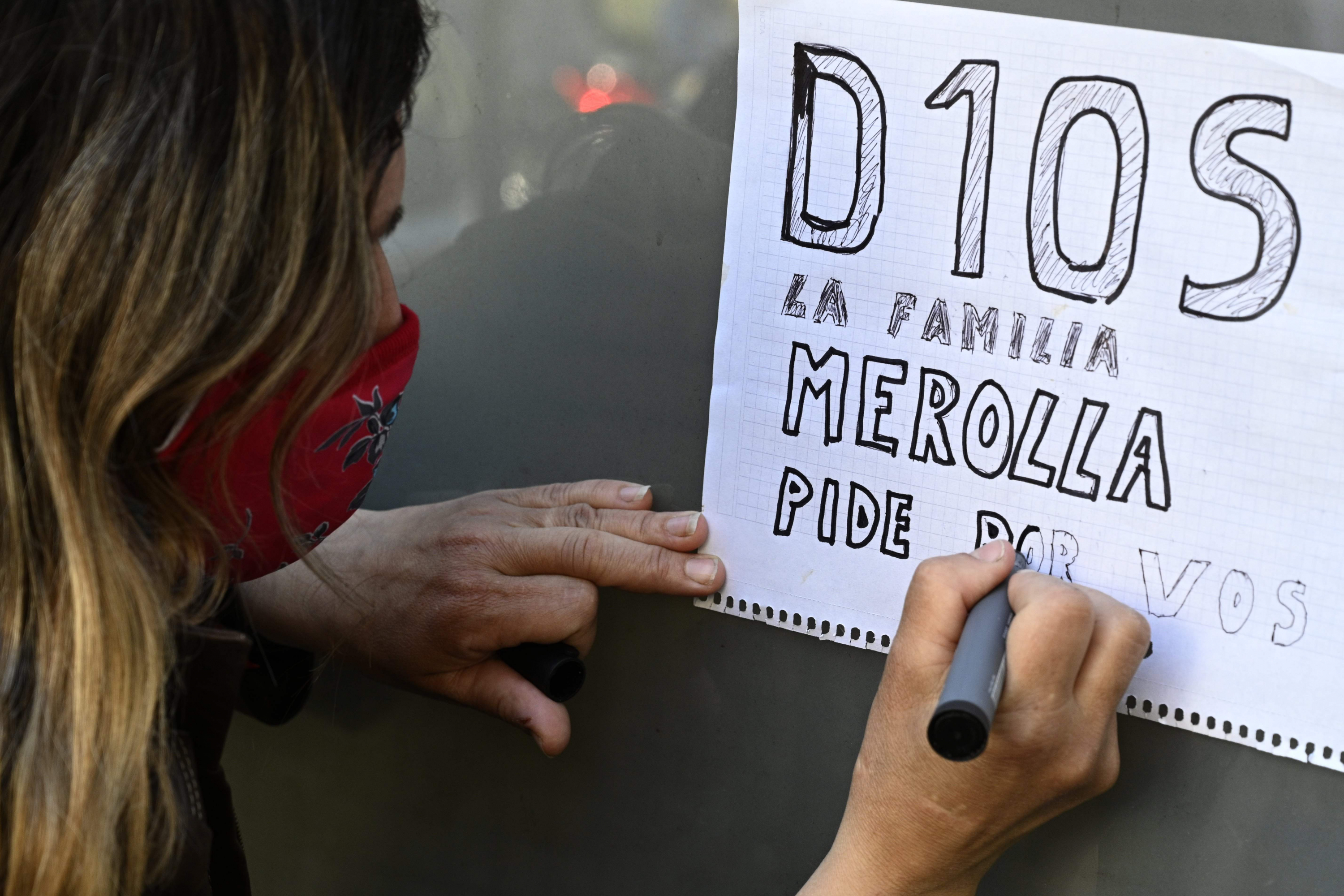 Homenaje de los hinchas de Gimnasia en las afueras de la clínica donde está internado Maradona