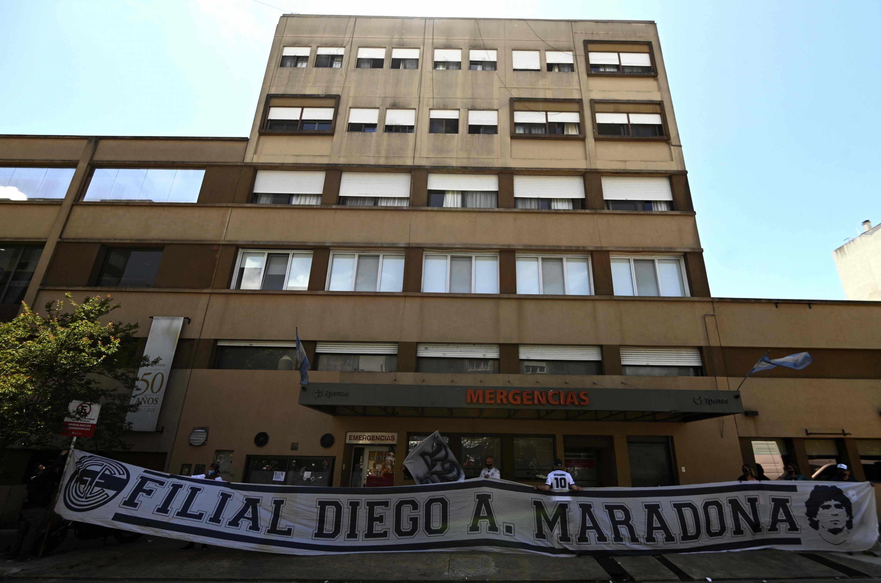 Homenaje de los hinchas de Gimnasia en las afueras de la clínica donde está internado Maradona. Foto: AFP.
