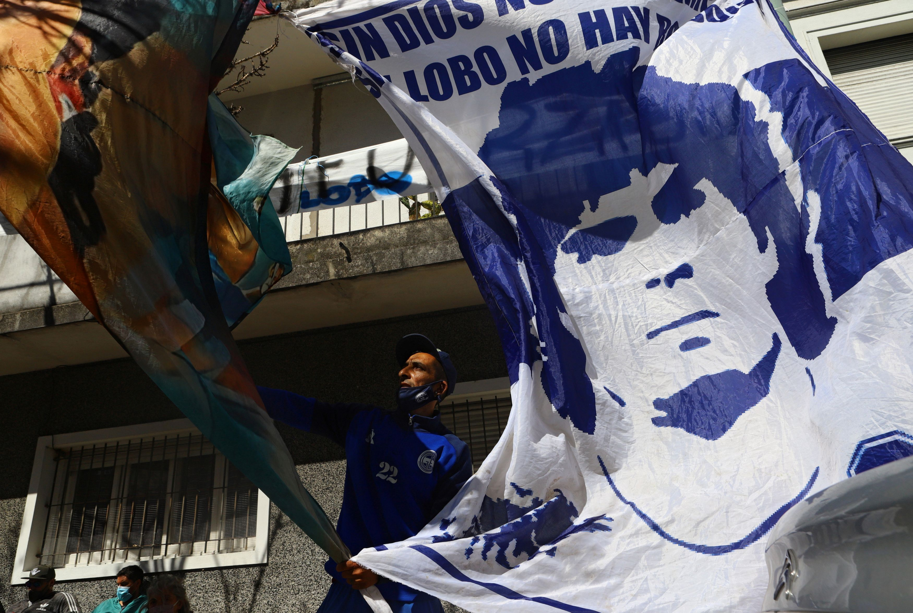 Homenaje de los hinchas de Gimnasia en las afueras de la clínica donde está internado Maradona