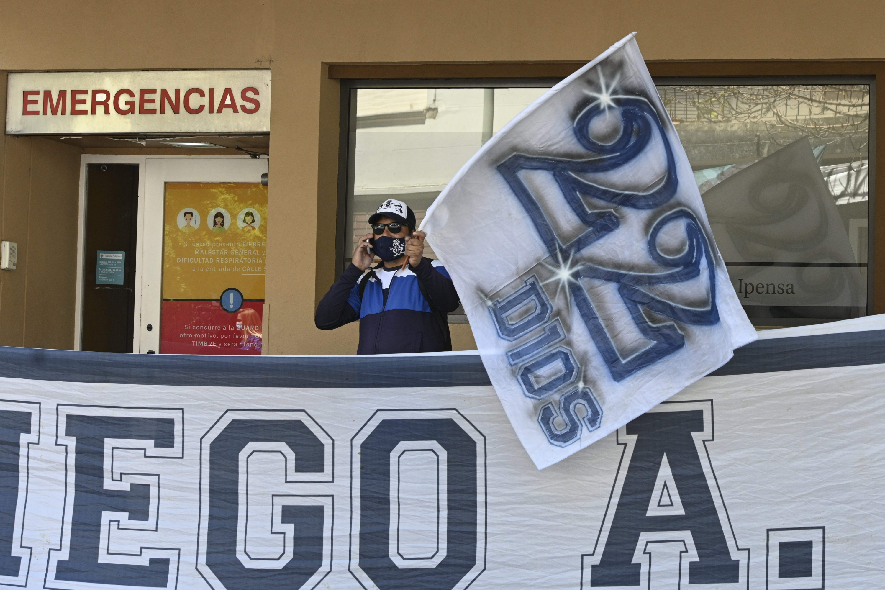 Homenaje de los hinchas de Gimnasia en las afueras de la clínica donde está internado Maradona. Foto: AFP.