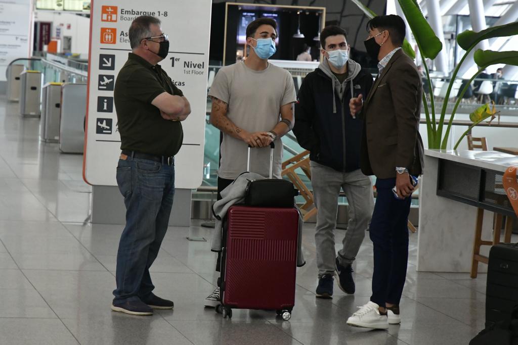 Gabriel Neves en el Aeropuerto de Carrasco previo al viaje rumbo a Colombia. Foto: Fernando Ponzetto.