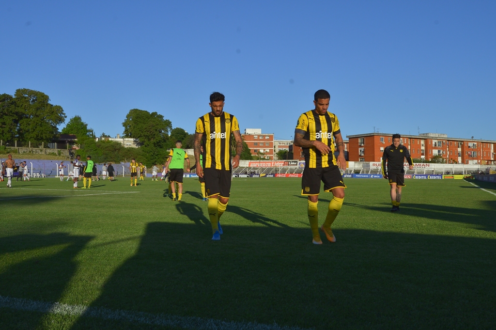 Robert Herrera y David Terans tras la derrota de Peñarol. Foto: Nicolás Pereyra.
