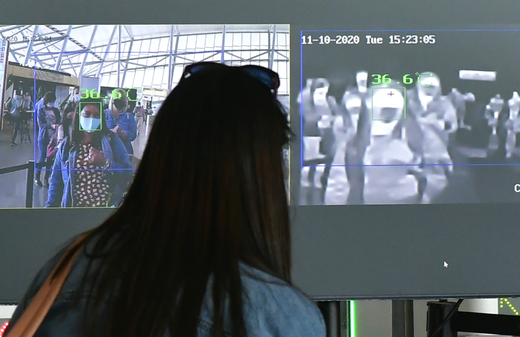 Controles de temperatura en aeropuerto por pandemia del coronavirus. Foto: Fernando Ponzetto