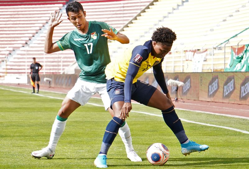 Marcelo Moreno Martins cabecea ante la marca de Ángelo Preciado en el Bolivia-Ecuador. Foto: AFP.