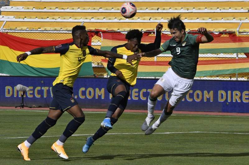 Marcelo Moreno Martins cabecea ante la marca de Ángelo Preciado en el Bolivia-Ecuador. Foto: AFP.